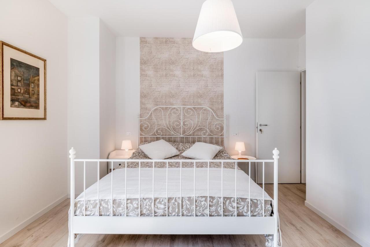Family & Friends Rooms With Shared Bathroom Padova Bagian luar foto